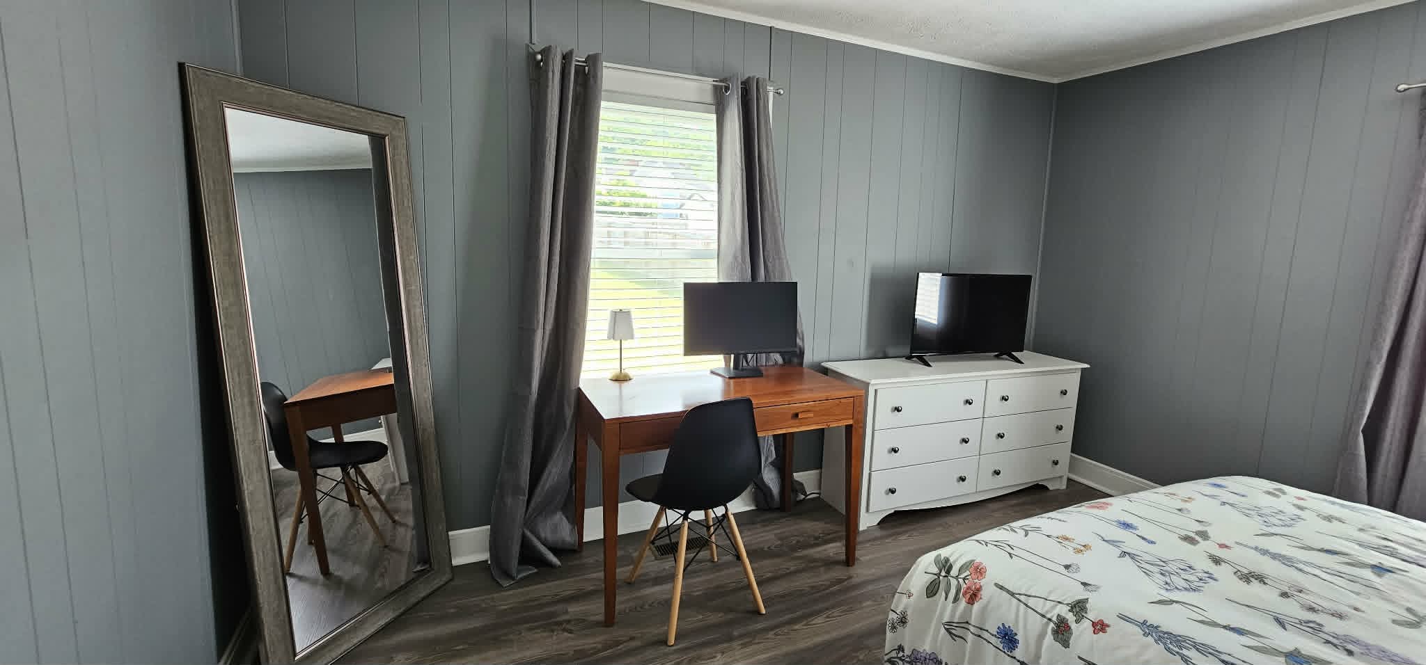 Bedroom 2 desk and mirror
