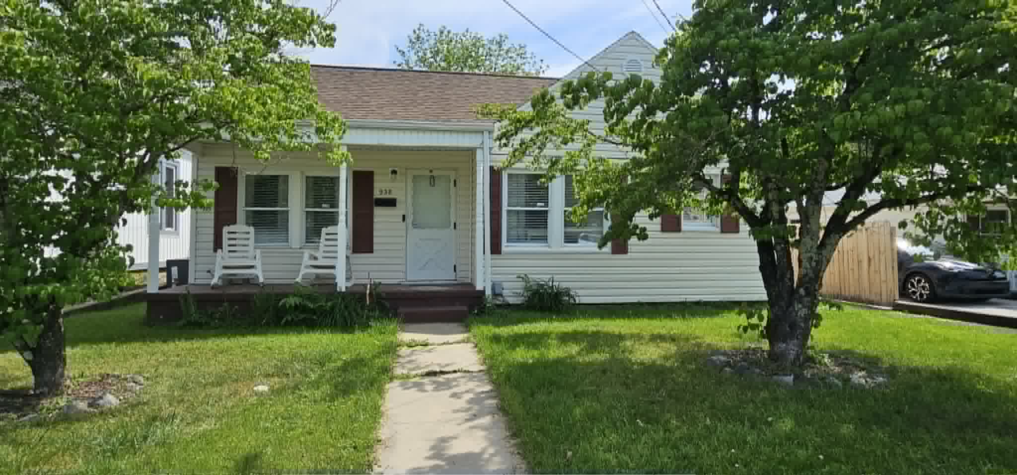 Windsor Ave house, a charming white cottage in Bristol, TN
